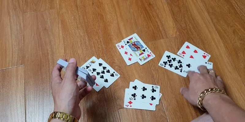 Liêng là trò chơi bài phổ biến ở nước ta sử dụng bộ bài 52 lá